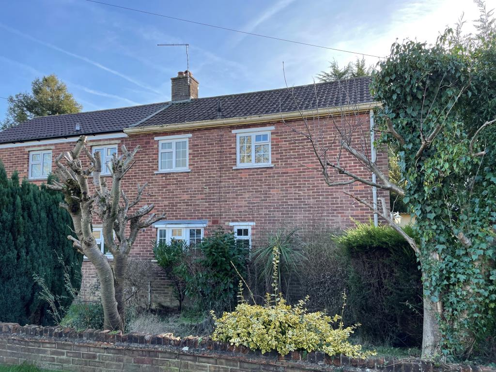 Lot: 79 - SEMI-DETACHED HOUSE FOR REFURBISHMENT - Semi-detached house